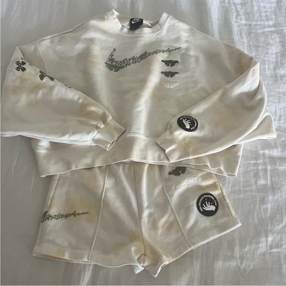 Nike Cream Graphic Sweatshirt and Shorts - Picture 1 of 1
